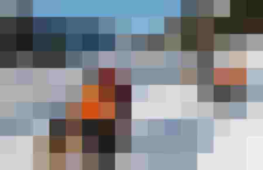 Familien beim Schlittenfahren auf schneebedecktem Hügel in den Alpen.