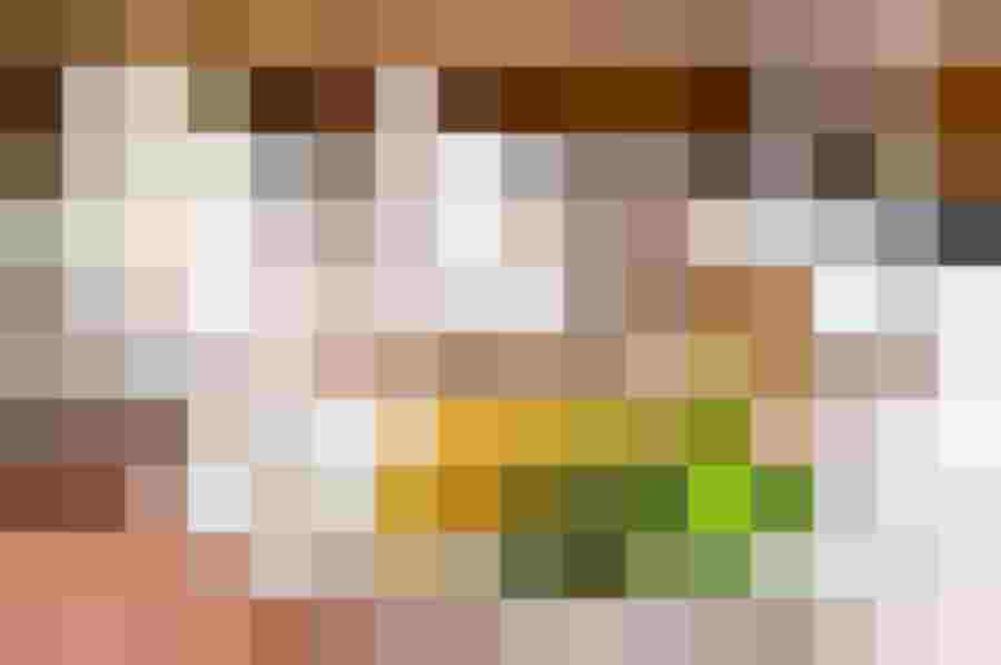 Köstlicher Kuchen auf einem Teller, dekoriert mit frischer Minze und serviert mit Tassen.