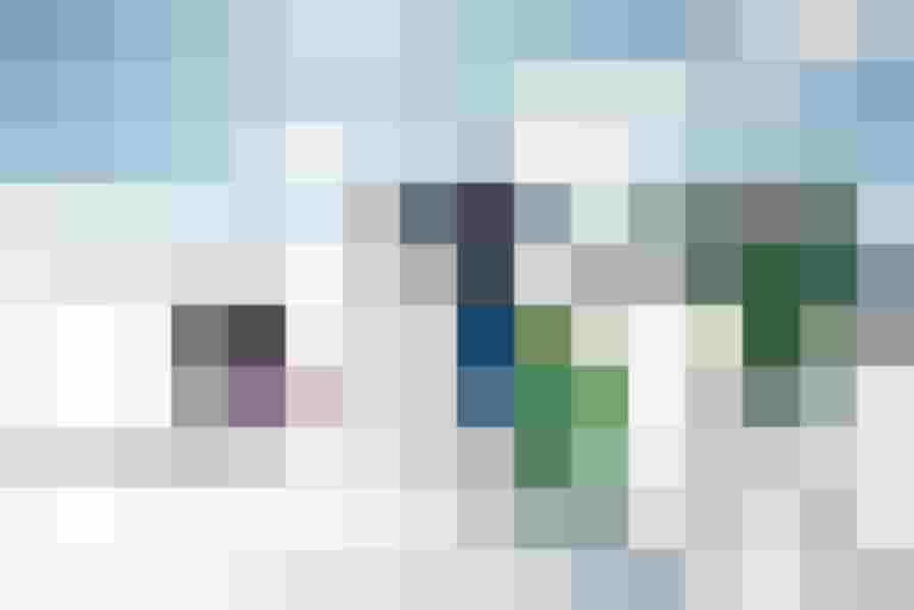 Familie spielt im Schnee, genießt den Winterspaß in der Aktivregion Gastein.