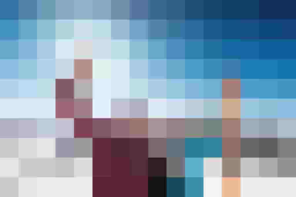 Skiende Freunde machen ein Selfie in den Bergen bei strahlendem Sonnenschein.