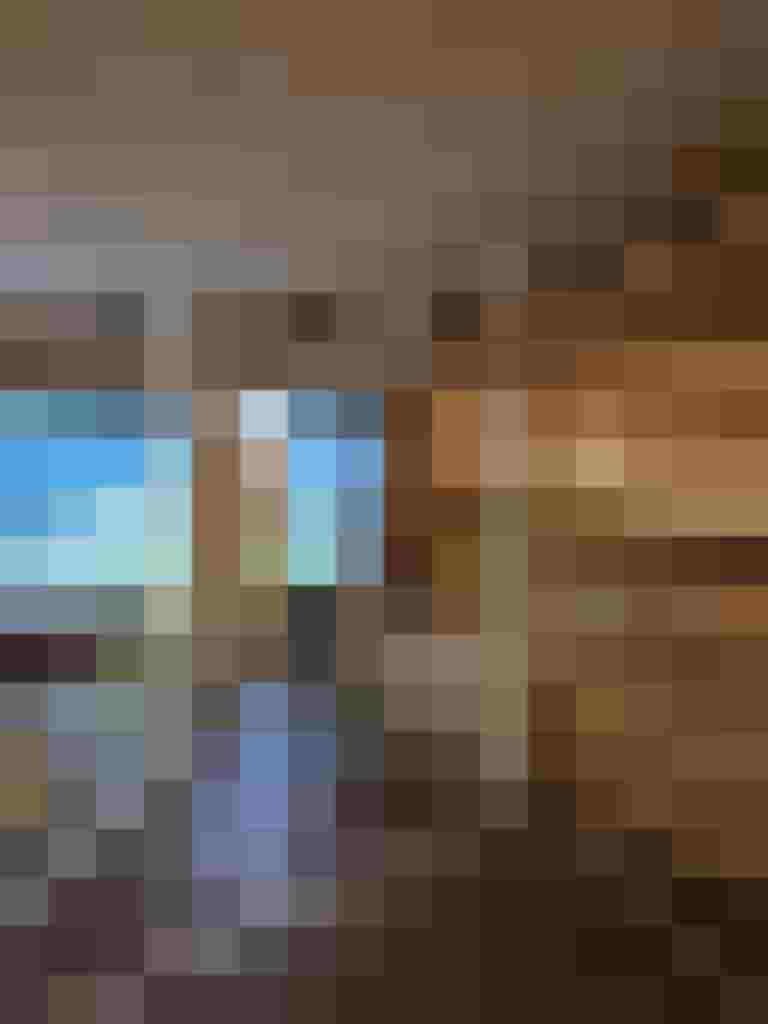 Holzsauna mit Glasfront und Liegestühlen im Wellnessbereich