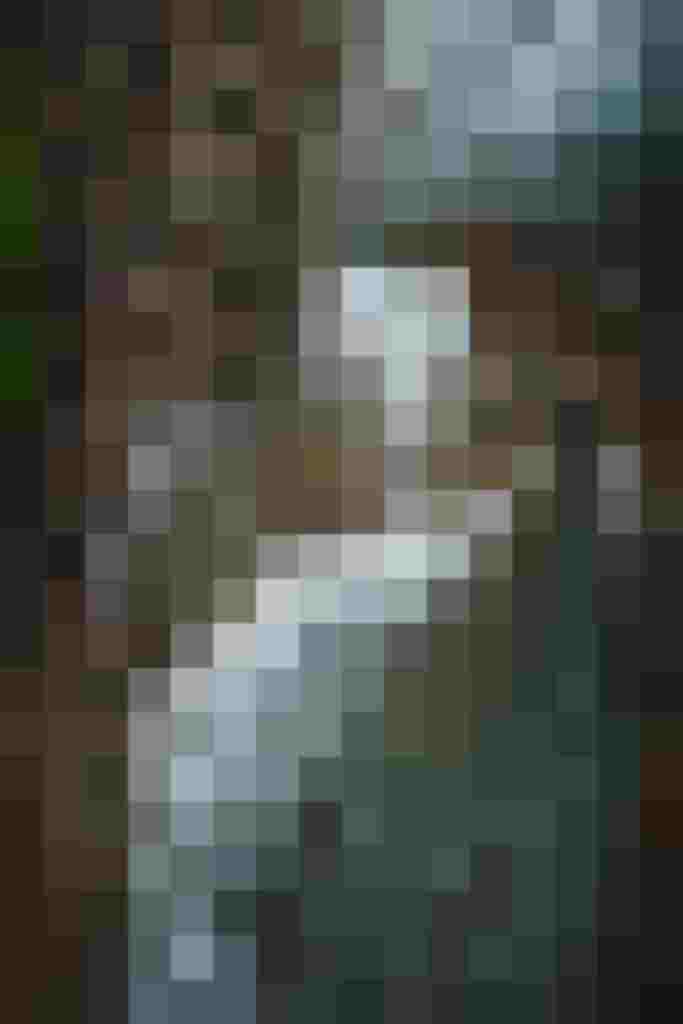 Blick von oben auf schnell fließendes Wasser zwischen dunklen Felsen der Gasteiner Ache