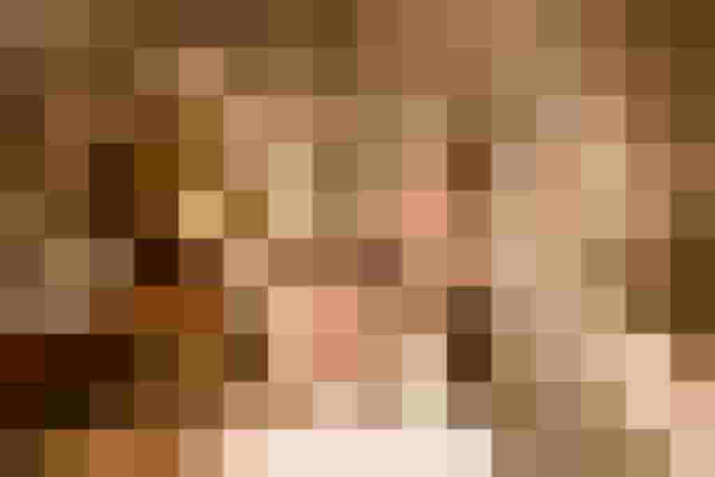 Frau entspannt auf einer Liege in einem beleuchteten Felsenraum der Gasteiner Heilstollen Therapie