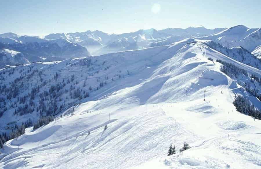Schneebedeckte Berglandschaft mit Pisten und Skiliften in der Aktivregion Gastein.