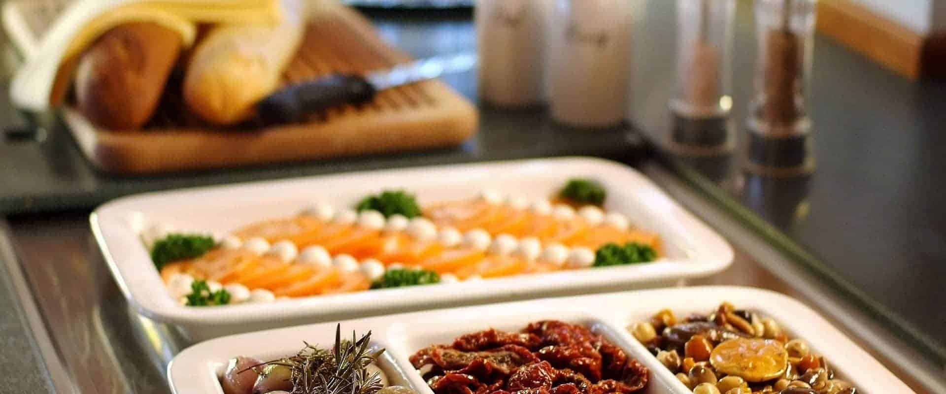Exquisites Frühstücksangebot mit Lachs, Gemüse und frischen Brötchen im Hotel Steindlwirt.