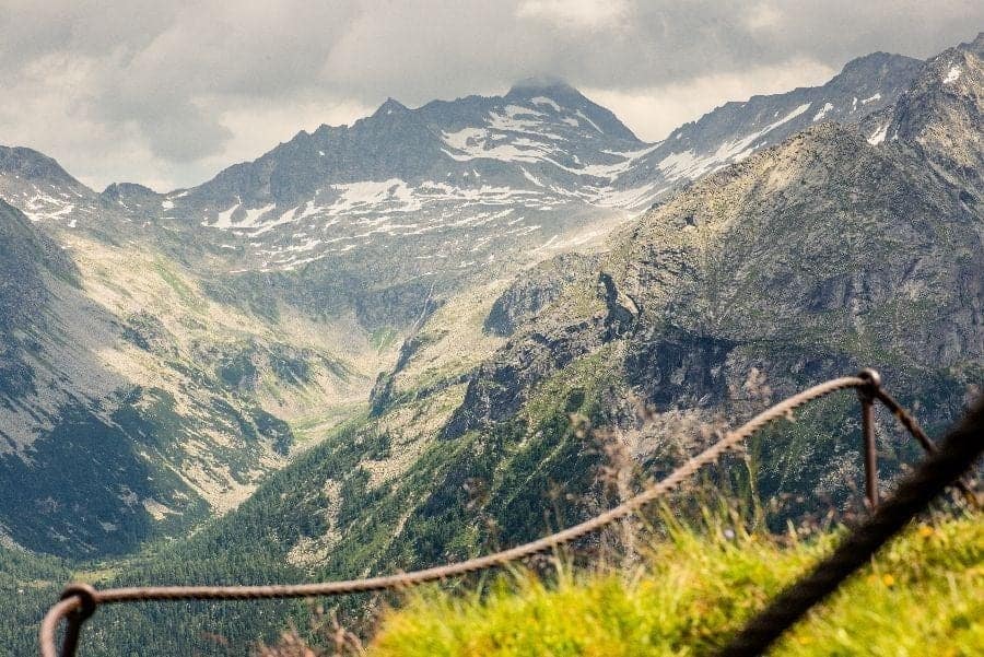 Majestätische Berglandschaft in der Aktivregion Gastein mit nebelverhangenen Gipfeln.