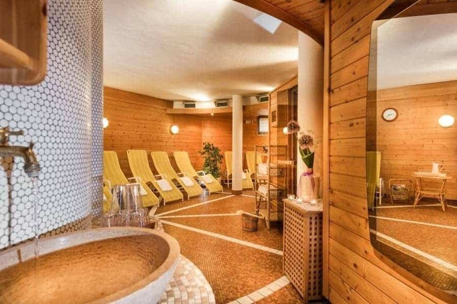 Entspannender Wellnessbereich im Hotel Steindlwirt mit Ruheliegen und Holzverkleidung.