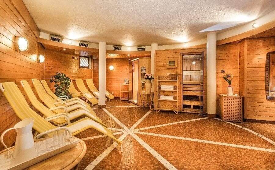 Wellnessbereich mit Liegen und Sauna im Hotel Steindlwirt in Dorfgastein.