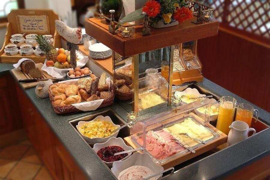 Vielfältiges Frühstücksbuffet mit frischen Brötchen, Obst und Aufschnitt im Hotel Steindlwirt.