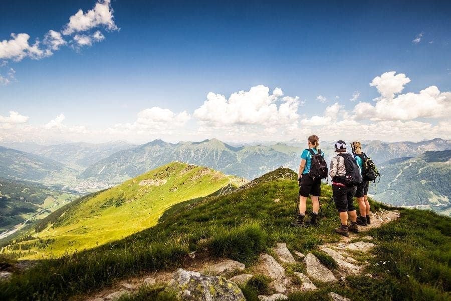 Wanderer genießen die Aussicht auf die Berge in der Aktivregion Gastein.