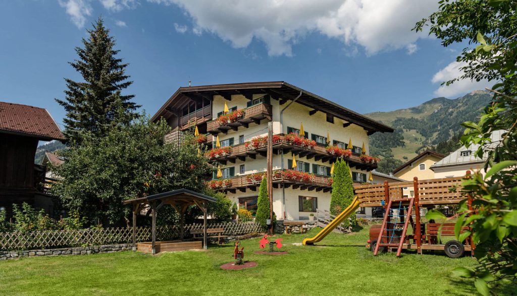 Familienfreundliches Hotel Steindlwirt mit Spielplatz und Garten in Dorfgastein.