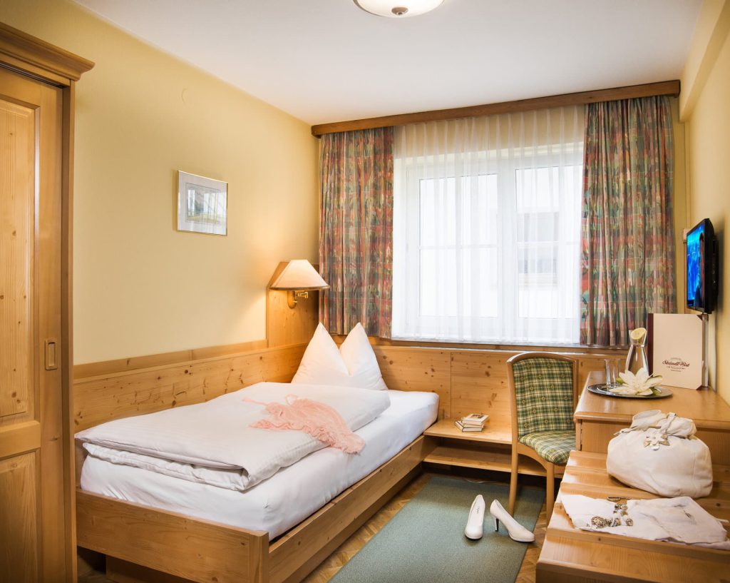 Komfortables Einzelzimmer im Hotel Steindlwirt, ideal für Familienurlaube in Dorfgastein.