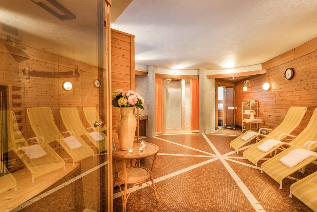 Entspannender Wellnessbereich im Hotel Steindlwirt mit Liegen und Sauna. Ideal für Familienurlaub.