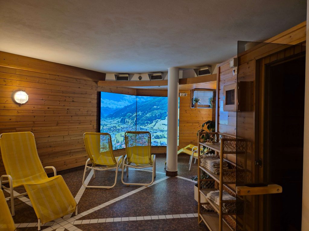 Entspannungsbereich mit Liegen und Bergblick im Wellnessbereich des Hotels Steindlwirt.