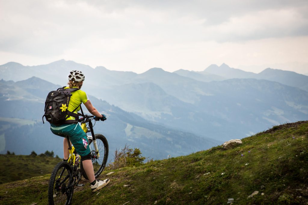 Mountainbiker mit Helm in den Bergen bei Dorfgastein aktivurlaub und wandern österreich