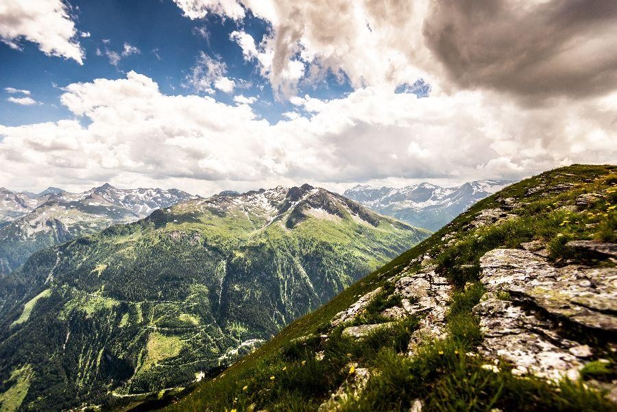 Uitzicht op groen Alpenlandschap met bergen en wolkenhemel
