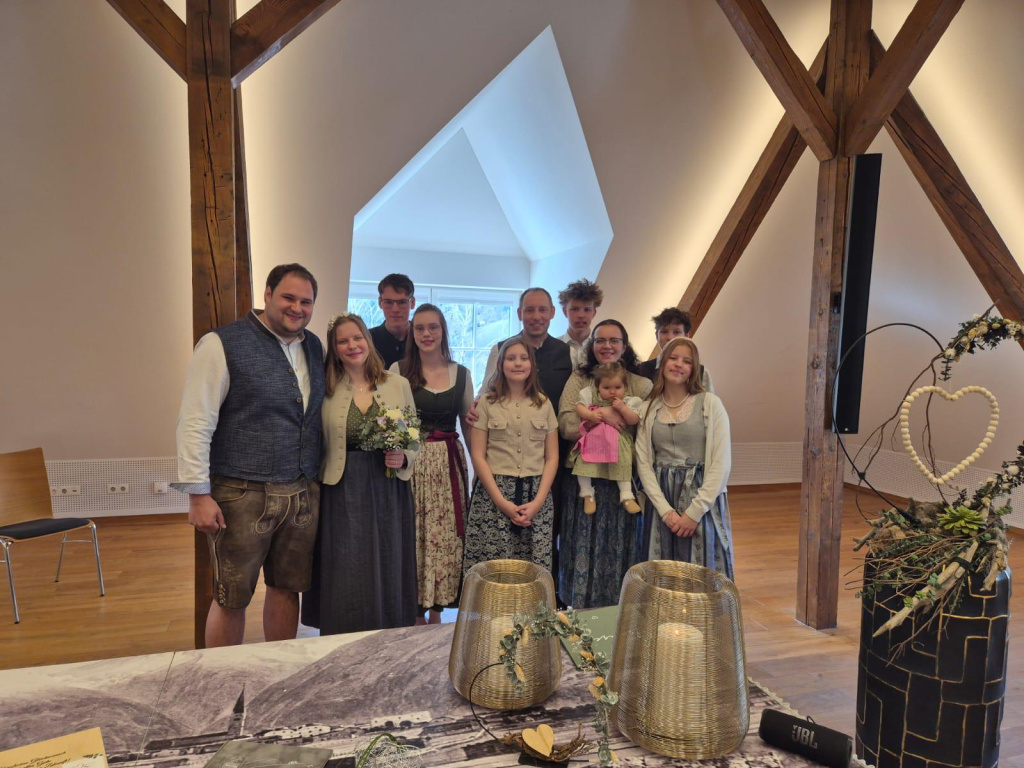 Gastgeberfamilie des Hotel Steindlwirt in Tracht in einem hellen Veranstaltungsraum